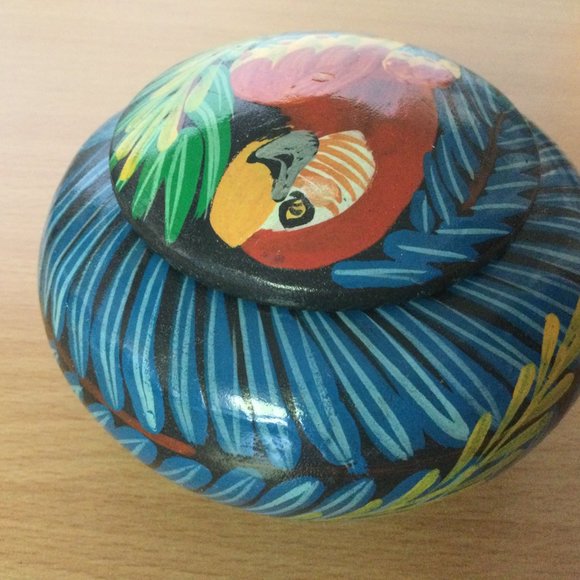 Hand painted wooden Parrot trinket box small chip on lid - Picture 4 of 8